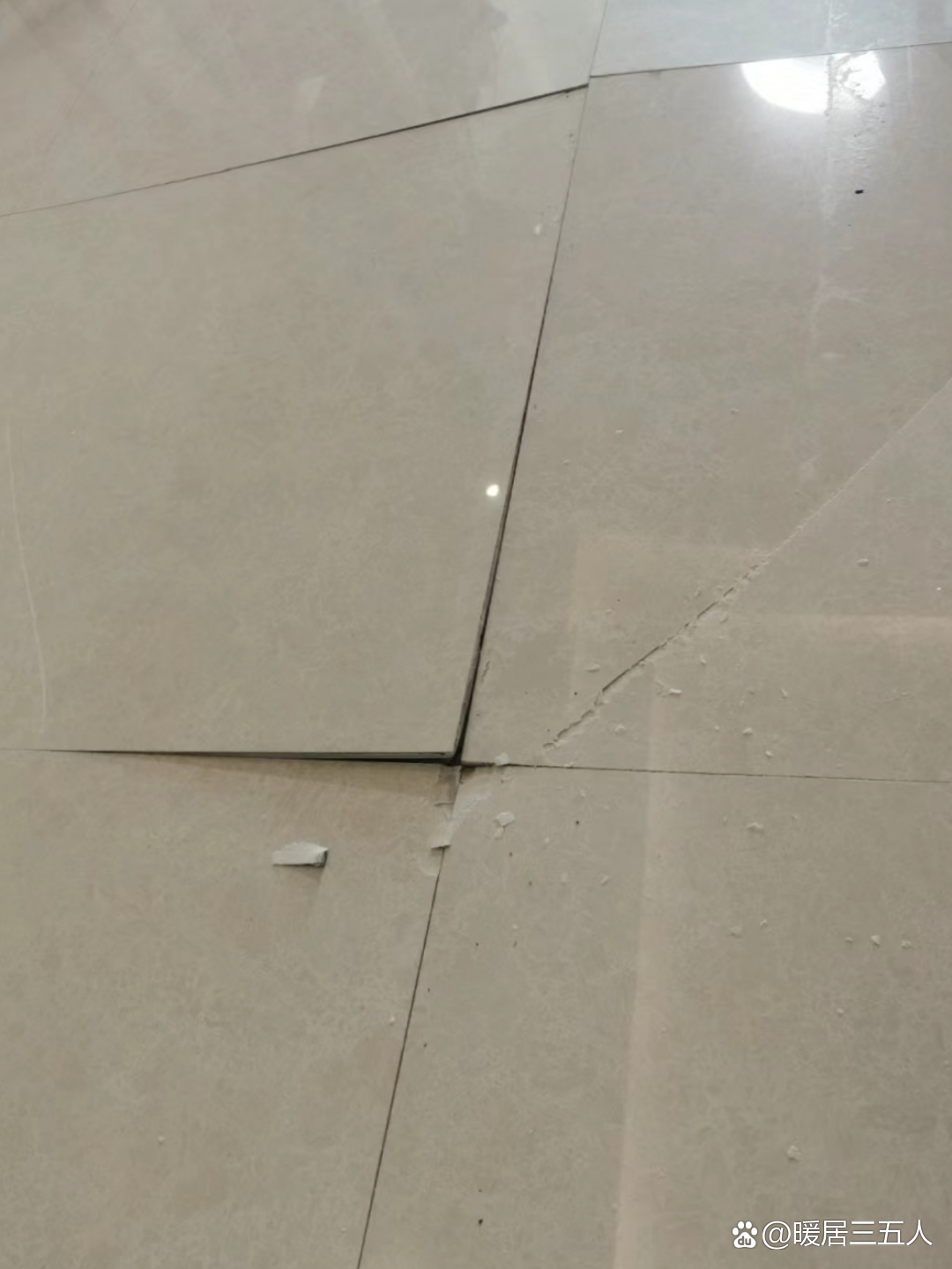 厨房墙面瓷砖空鼓(厨房墙面瓷砖空鼓怎么办)